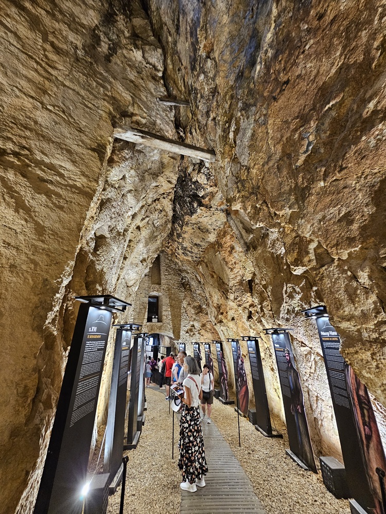 Zamek w Morelli – średniowieczna perła Hiszpanii z dinozaurzym akcentem